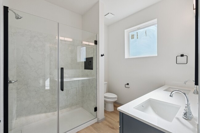 Building Photo - The Oaks At Covell