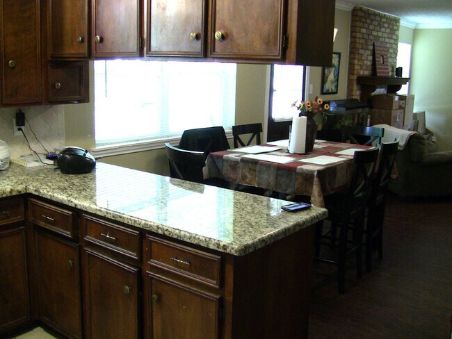 Building Photo - Centrally Located 3/2 with Office! Near Park