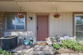 Building Photo - 2700 Stonehaven Ct