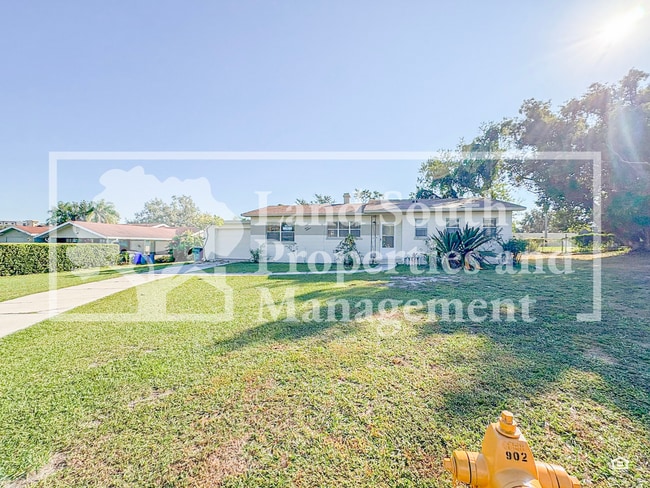 Building Photo - 3 Bed 1.5 Bath Home - Spacious Fenced in Back yard!