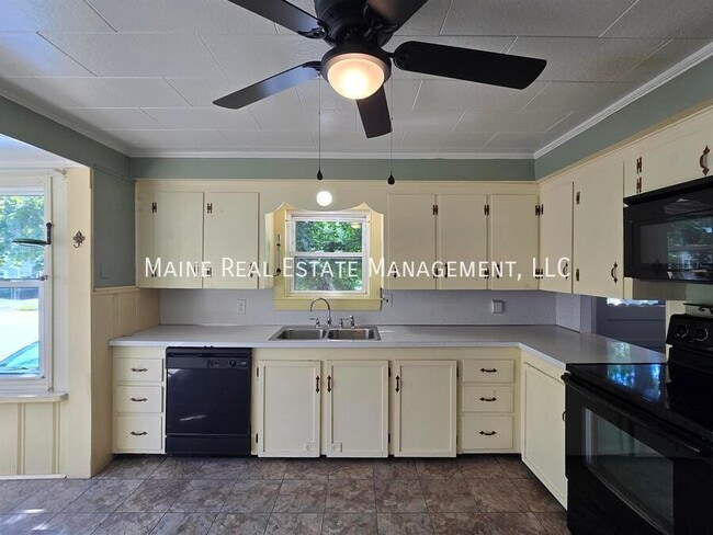 Building Photo - 885 Minot Ave