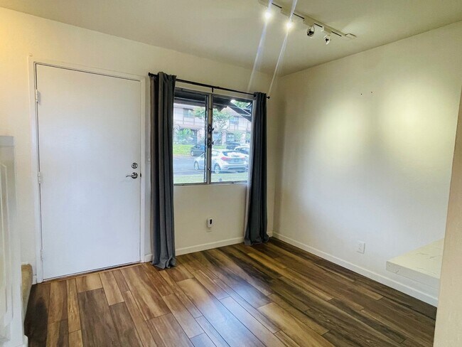 Foto del edificio - Partly Furnished 2-bedroom,1.5-bath Townho...