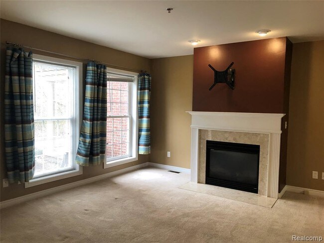 Foto del edificio - 215 Village Way S