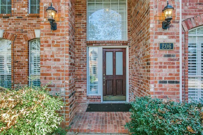 Building Photo - 206 Chinaberry Way