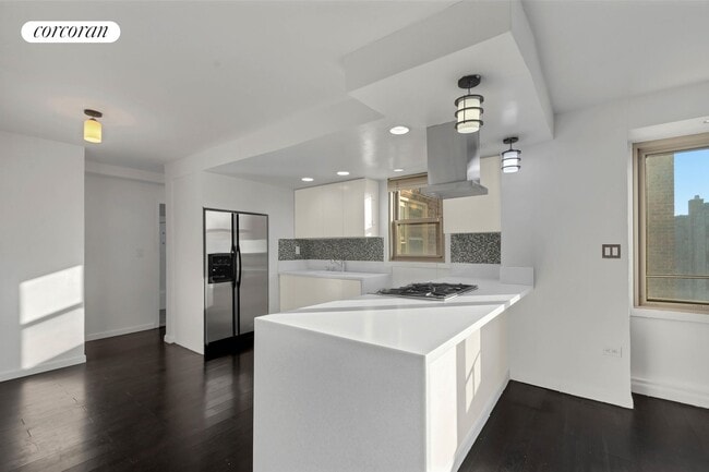 Building Photo - 900 W 190th St