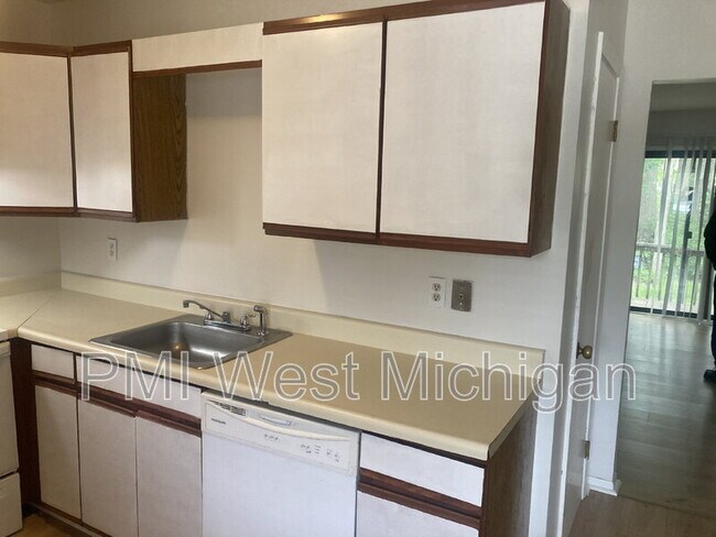 Foto del edificio - 6070 In the Pines Dr SE