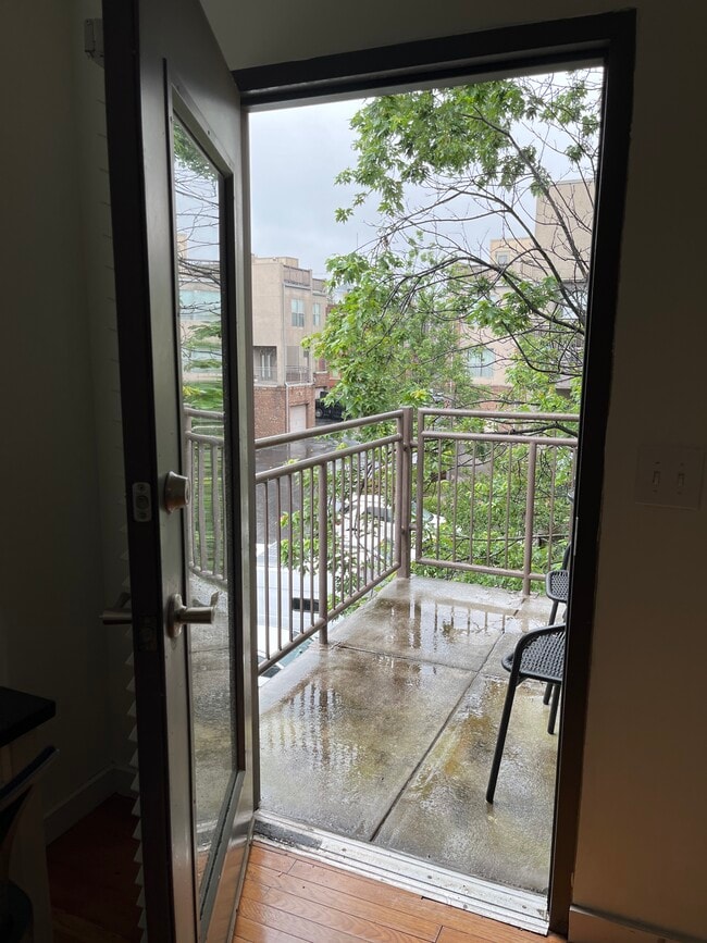 Outdoor balcony - 238 Walker St SW