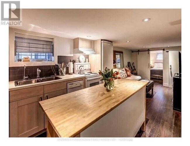 Photo du bâtiment - 13 Sutherland Ave