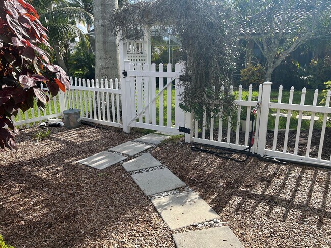 Foto del edificio - 4898 SW Lake Grove Cir