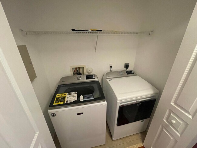 Foto del edificio - 5459 Queenship Ct