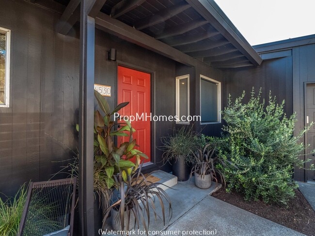 Building Photo - Discover Charm Mid-Century Modern Home In ...