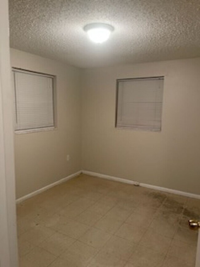 Foto del edificio - 2 Bedroom 1 Bath Duplex For Rent at 7068 C...