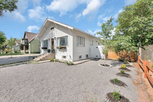 Building Photo - Elegant Fully Furnished 1BR Basement Suite...
