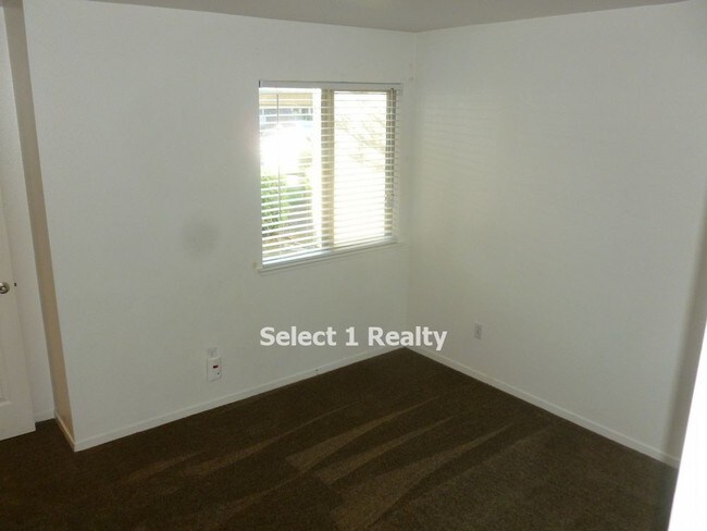 Building Photo - 1189 Lakeview Cir