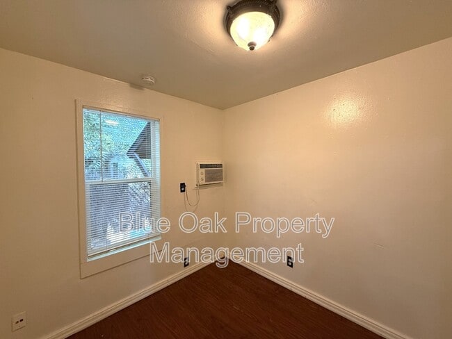 Building Photo - 422 W 17th St