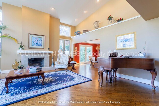 Building Photo - UPDATED!! Spacious, Light and Bright 4bd/ ...