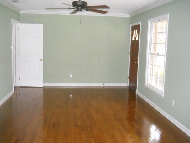 Building Photo - Cute home off Jerry Jones