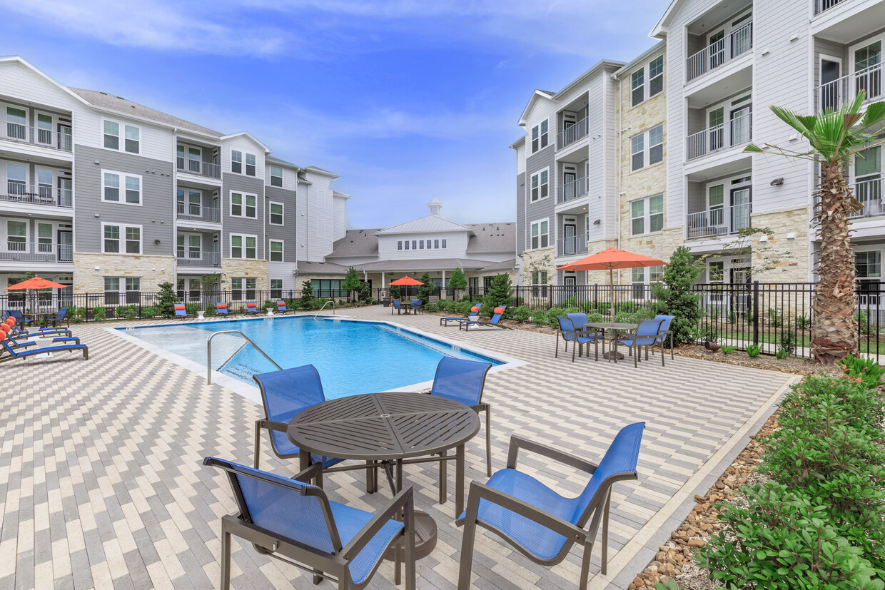 Retreat at Barbers Hill Apartments in Mont Belvieu, TX