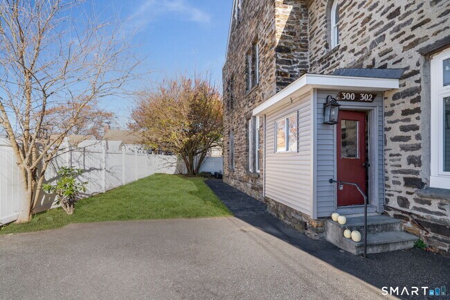 Foto del edificio - 300-302 Soundview Ave