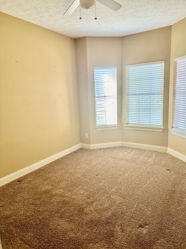 Building Photo - Gorgeous, 3 bedroom 2 bath home  minutes f...