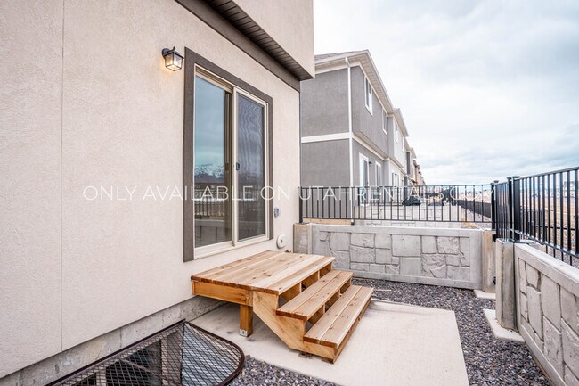 Building Photo - 648 N Old Fort Dr