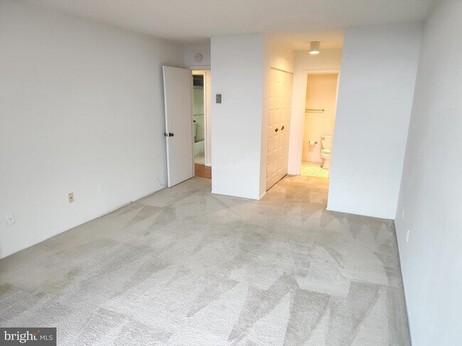 Foto del edificio - 6100 Westchester Park Dr