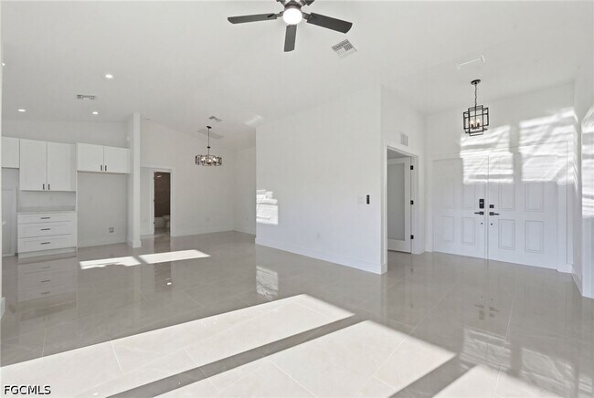 Building Photo - 2105 NE 1st Ave