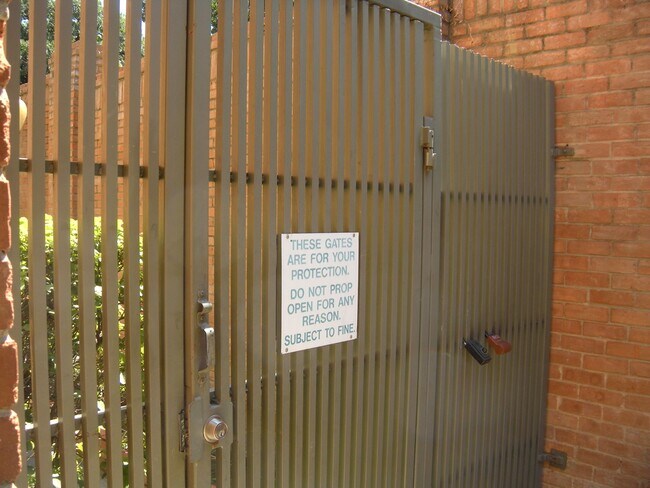 Foto del edificio - 2408 Enfield