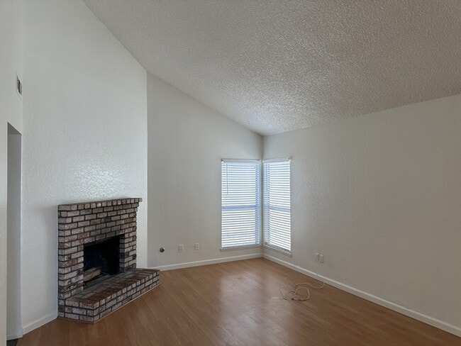 Foto del edificio - Modesto 3 Bed 2 Bath 2 Car Garage HOA Swim...