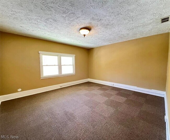 Foto del edificio - 5678 Hamlet Ave