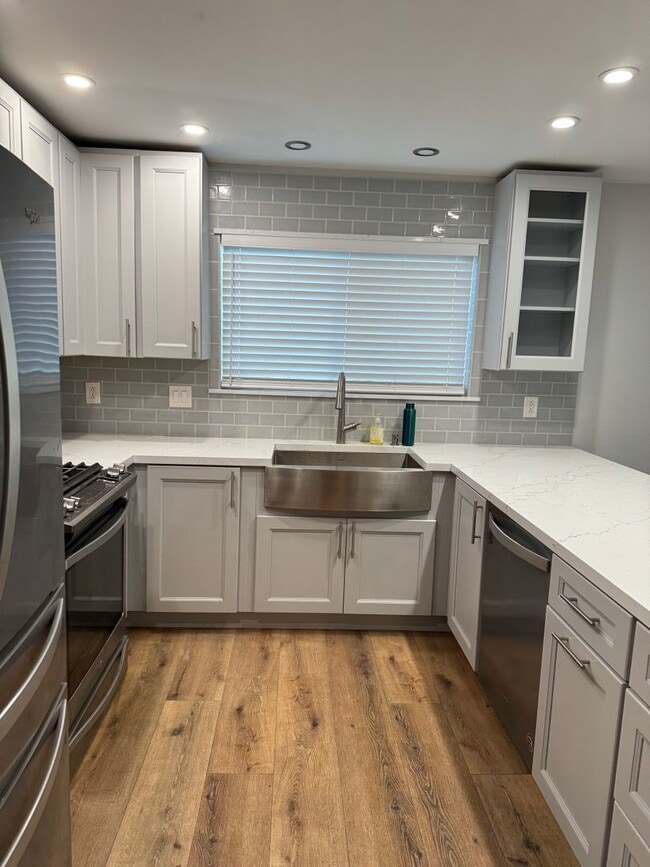 Foto del edificio - Beautifully Updated 3 Bed/2.5 Bath Townhom...