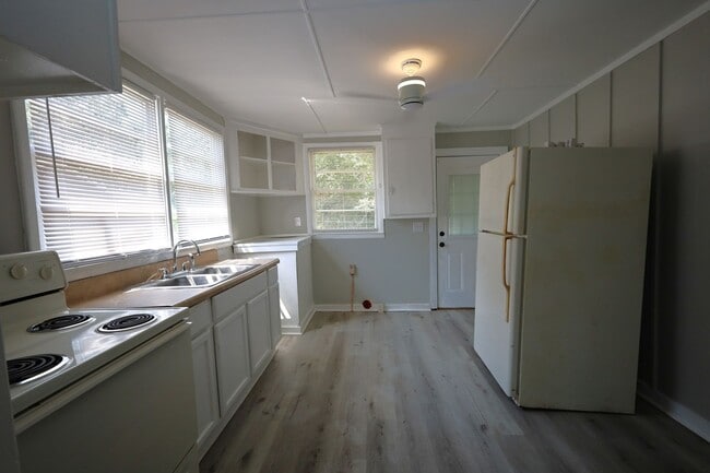 Building Photo - 2349 Harter Ave