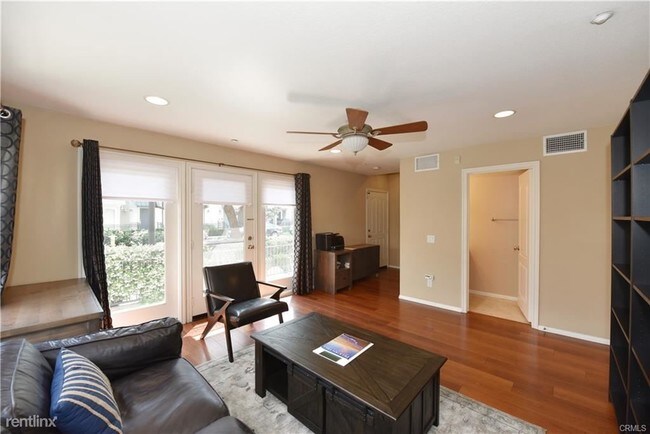 Building Photo - 3 br, 3.5 bath Townhome - 274 Tustin Field Dr