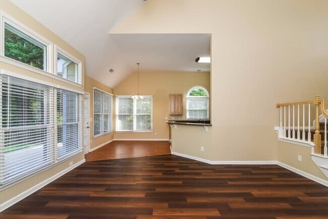 Building Photo - 135 Springlaurel Ct