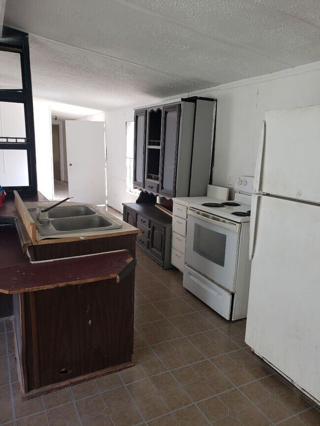 Foto del edificio - APPROVED SECTION 8 VOUCHERS ONLY! Rent thi...