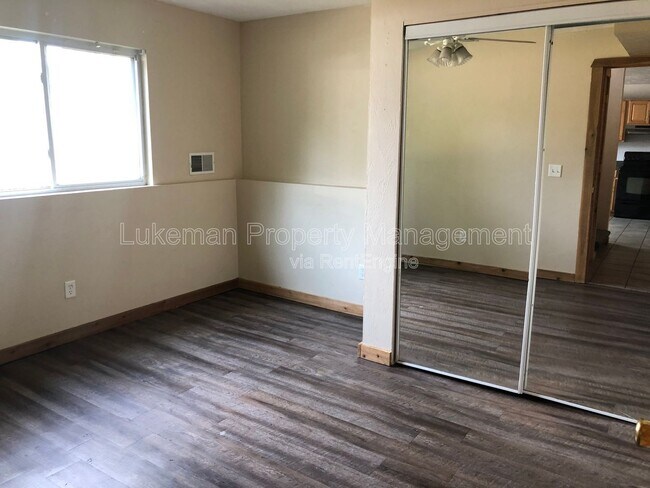 Foto del edificio - 1126-1128 Greenwood Ave