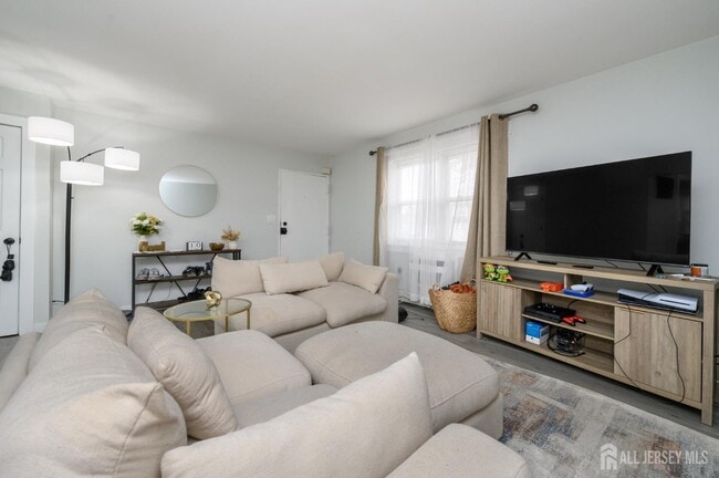 Building Photo - 289 Main St