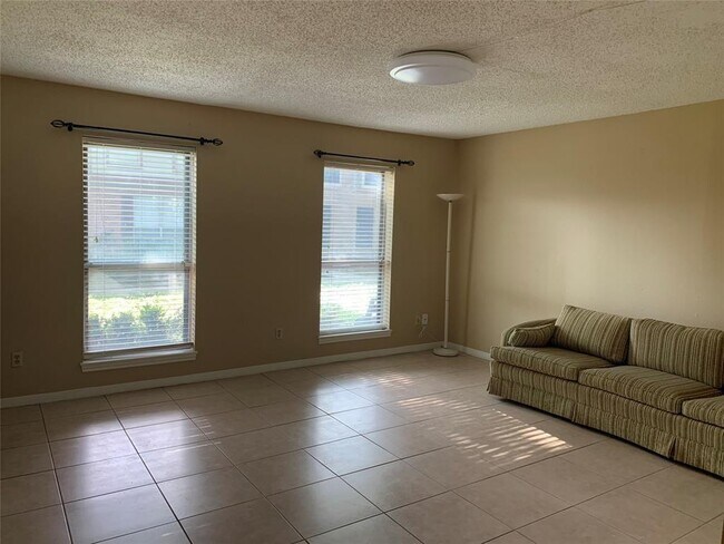 Building Photo - 9217 Westwood Village Dr