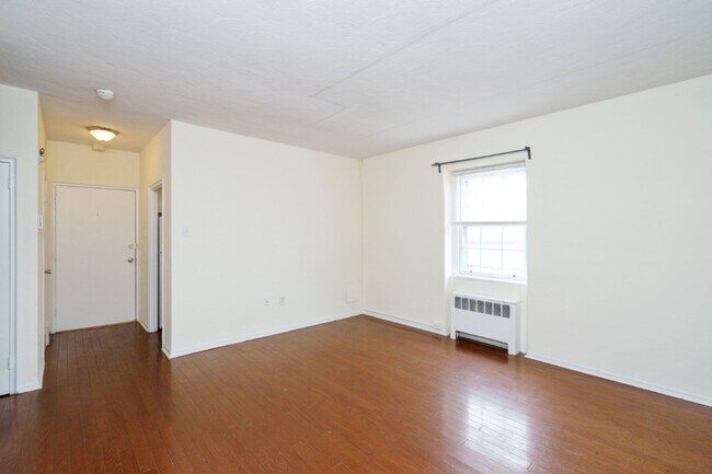 Building Photo - Liberties West-