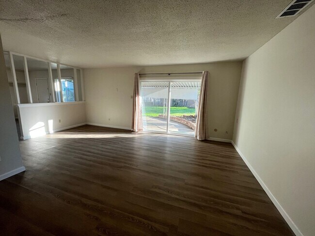 Building Photo - 3bed 1.5bath in Rancho Cordova