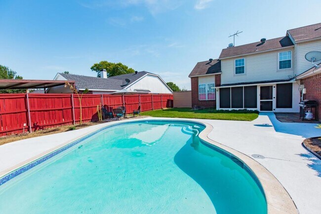 Foto del edificio - 8117 Trail Lake Dr