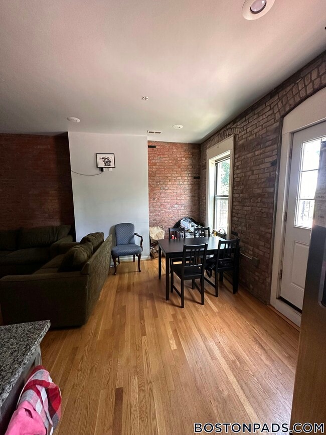 Building Photo - 18 Perrin St