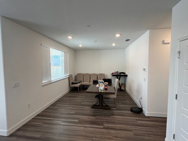 Foto del edificio - Gorgeous Like-New 4 Bedroom!