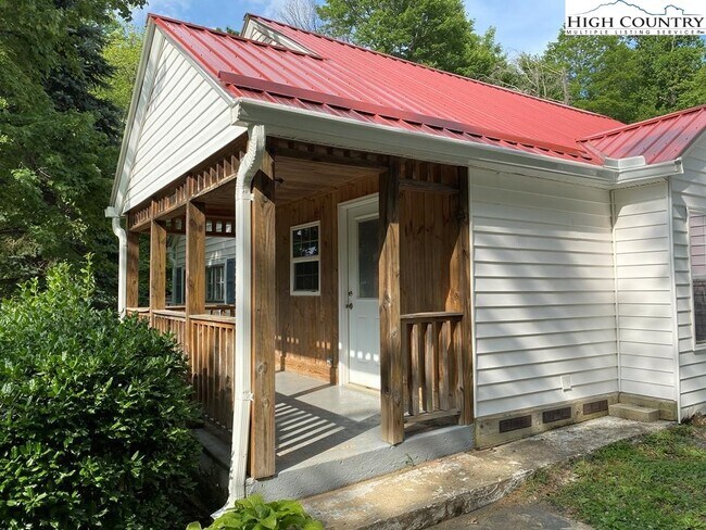 Building Photo - 807 Mt Jefferson Rd