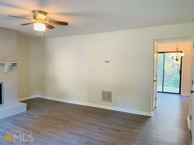 Foto del edificio - 5612 Windwood Rd
