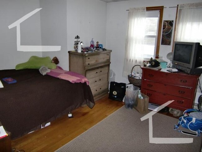 Building Photo - 3BR 1Bth unit. Great location!  Laundry in building.