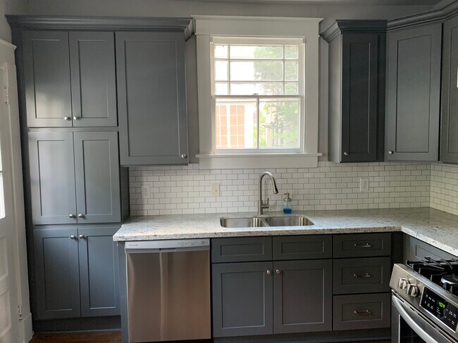 Cocina reformada con encimeras de granito y electrodomésticos de acero inoxidable. - 1215 Foucher St