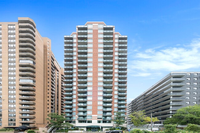 Building Photo - 570 Laurier Av W