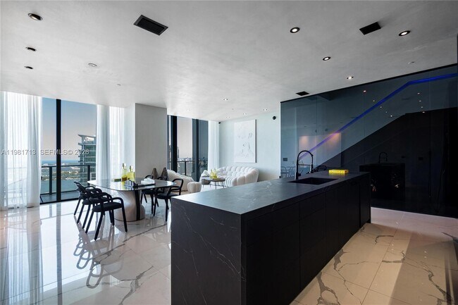 Foto del edificio - 650 NE 32nd St