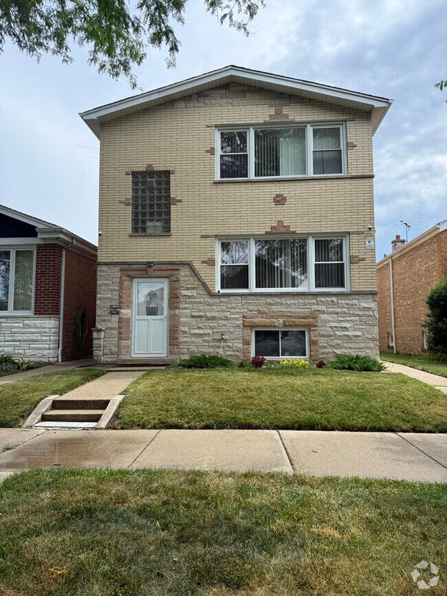 Building Photo - 3953 N Oleander Ave
